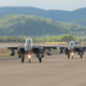 En esta imagen tomada de un video, los aviones de combate F15K de la Fuerza Aérea de Corea del Sur se preparan para despegar el martes 4 de octubre de 2022 en un lugar no revelado de Corea del Sur